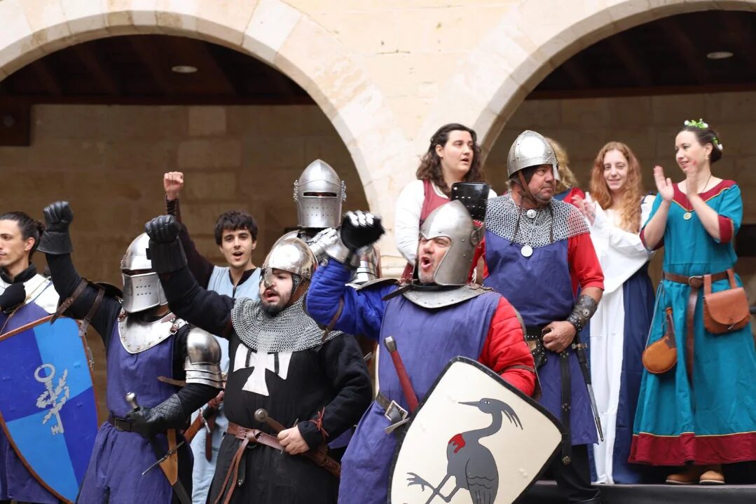 El grup amb elms, escuts i vestits d'època al Diumenge de l'Àngel, Castell de Bellver