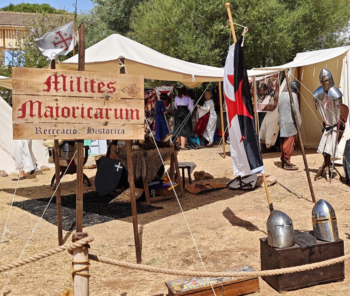 Campament del grup a la Fira Bona de Palmanyola: cartell «Milites Maioricarum», tendes, elms i estendard