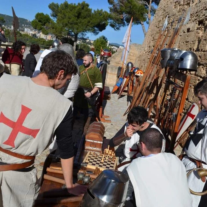 Membres del grup amb cotes de malla i escuts al Castell de Sant Carles, Palma