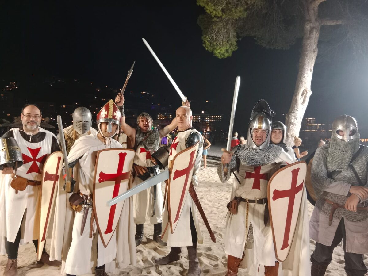 Cavallers amb espases alçades de nit a la platja de Santa Ponça