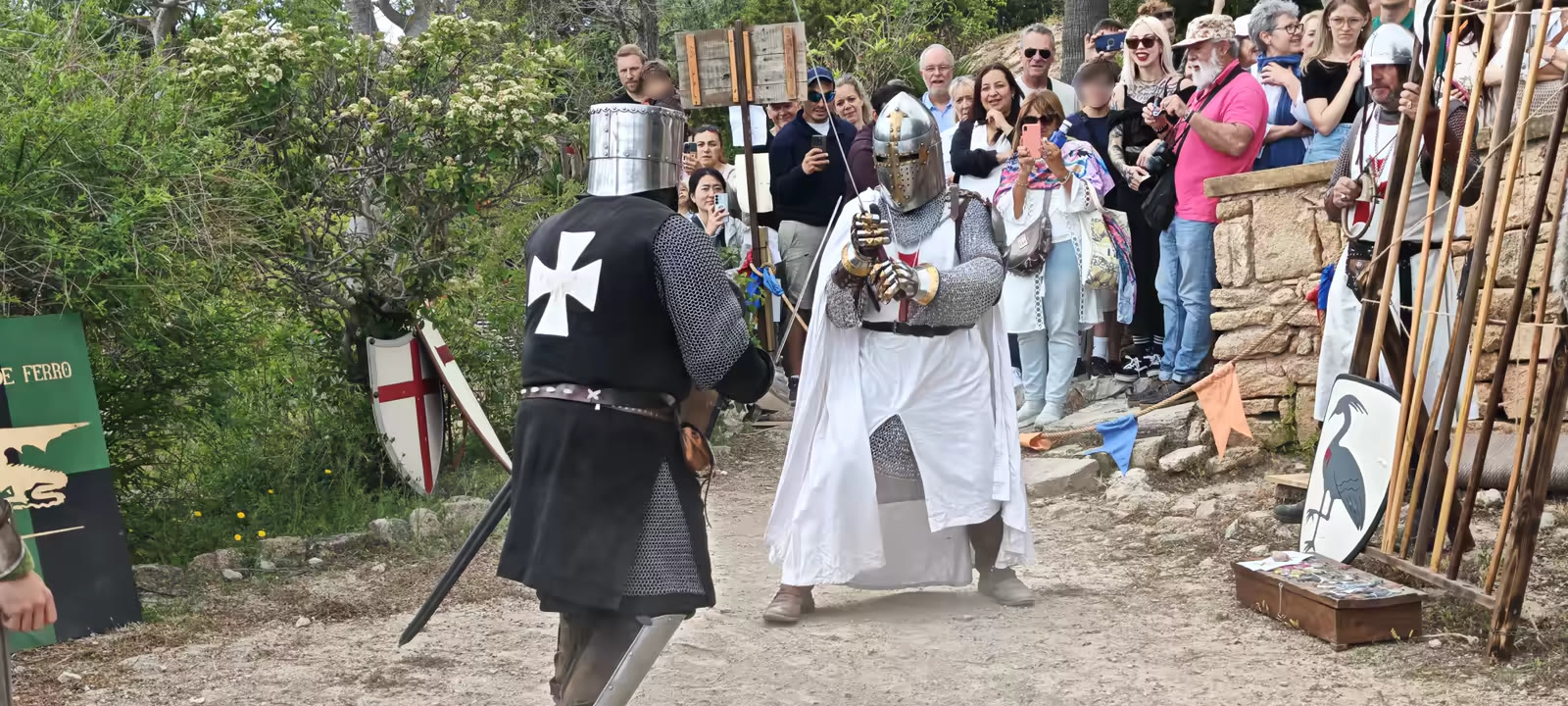 Dos cavallers creuant espases davant el públic a la fira medieval de Capdepera.